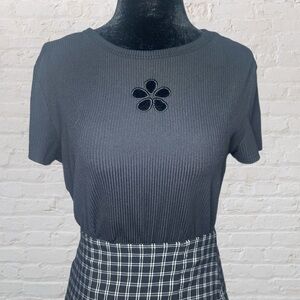 No Boundaries Black Delicate Flower Cutout Short Sleeve Basic Top in Size M(7-9)